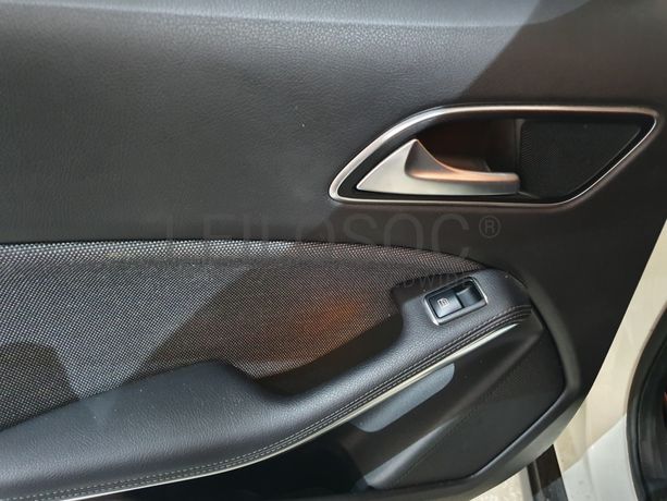 Mercedes-Benz GLA 180D · Ano 2017