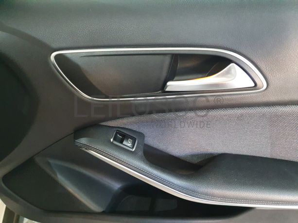 Mercedes-Benz GLA 180D · Ano 2017