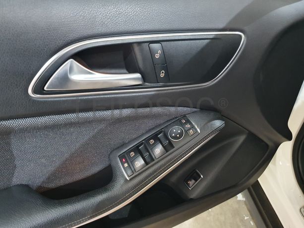 Mercedes-Benz GLA 180D · Ano 2017