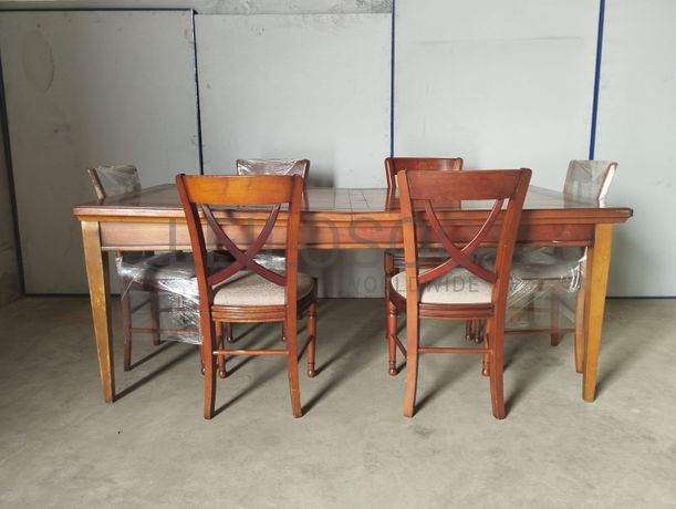 Mesa de jantar e cadeiras