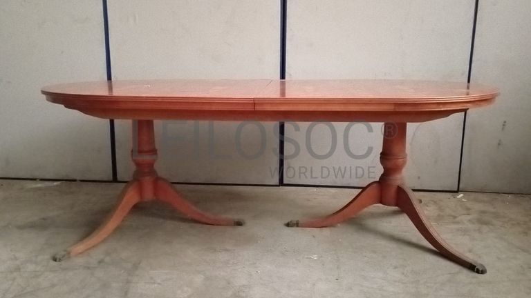 Mesa de jantar em madeira