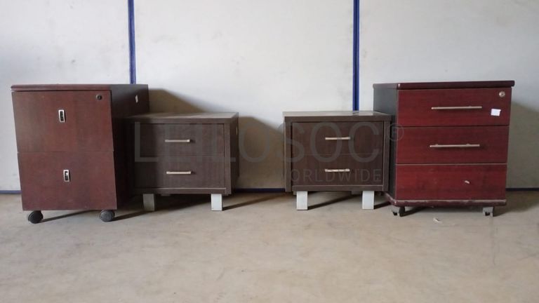 Mesas de cabeceira e blocos de gavetas