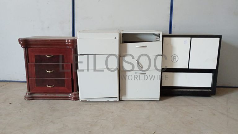 Mesas de cabeceira e blocos de gavetas