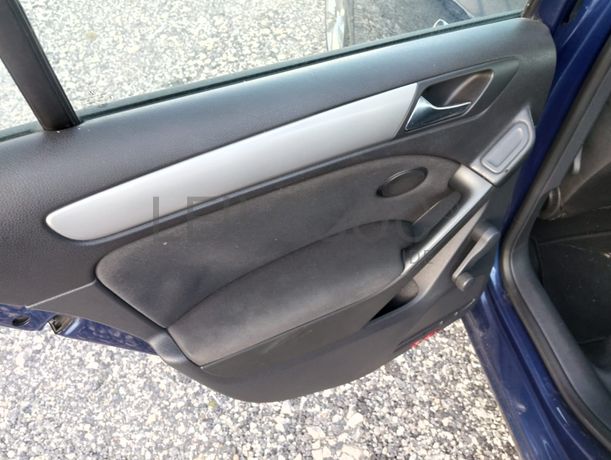 Volkswagen Golf 1.6 TDI · Ano 2012