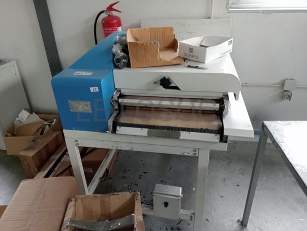 Máquina de cortar cloretes · Máquina de entretelar · Mesa de brunir