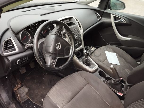 Opel Astra J Sports Tourer 1.3 CDTI · Ano 2011