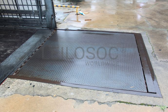 Plataforma elevatória para cais de carga · Balança