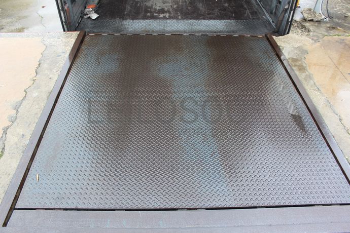 Plataforma elevatória para cais de carga · Balança