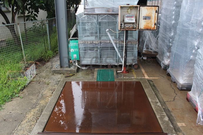 Plataforma elevatória para cais de carga · Balança