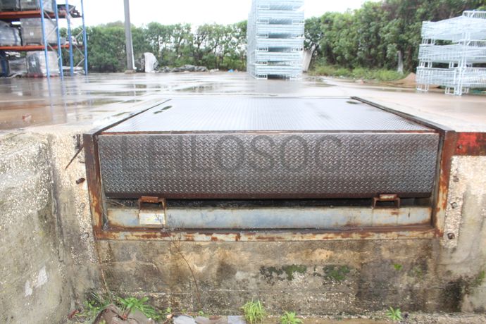 Plataforma elevatória para cais de carga · Balança