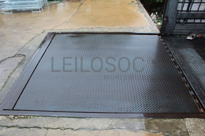 Plataforma elevatória para cais de carga · Balança