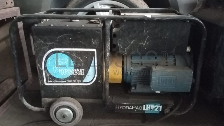 Maquina de pressão para rebitar vagões