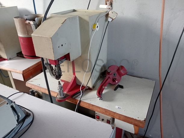 Máquinas de Ilhoses · Mesas de dar cola