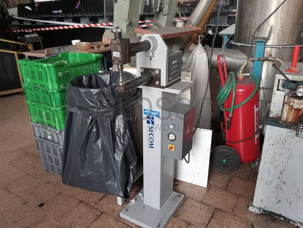 Máquina de Rebater Costuras