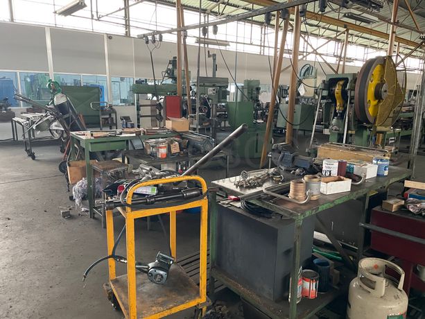 Bancadas com Ferramentas · Carrinho com Garrafas Gás