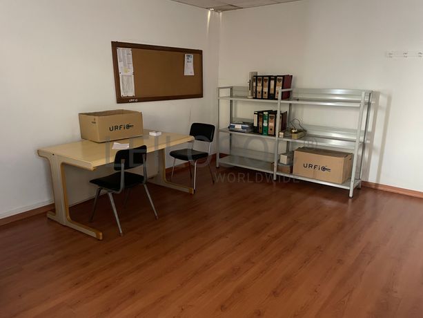 Estantes · Secretária · Ventoinha