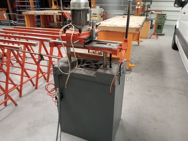 Máquina de furar · Máquina de unir perfis