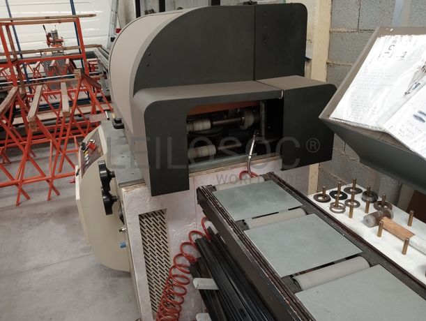 Máquina de furar · Máquina de unir perfis