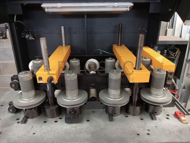 Máquina de furar · Máquina de unir perfis