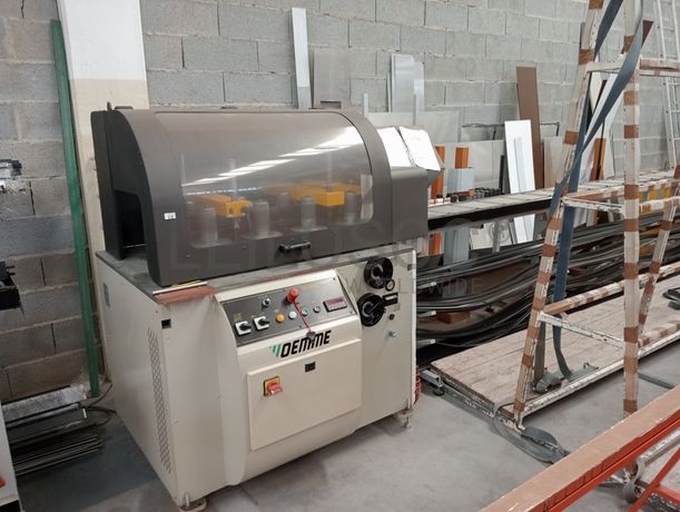 Máquina de furar · Máquina de unir perfis