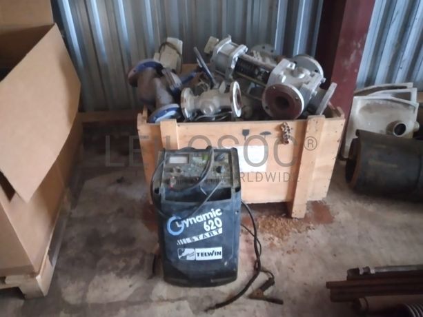 Estantes e grande stock de peças e componentes de substituição