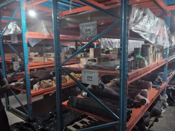 Estantes e grande stock de peças e componentes de substituição