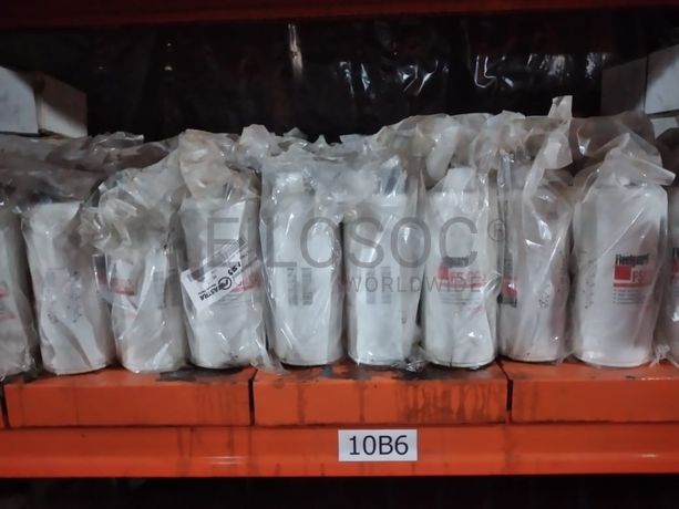 Estantes e grande stock de peças e componentes de substituição