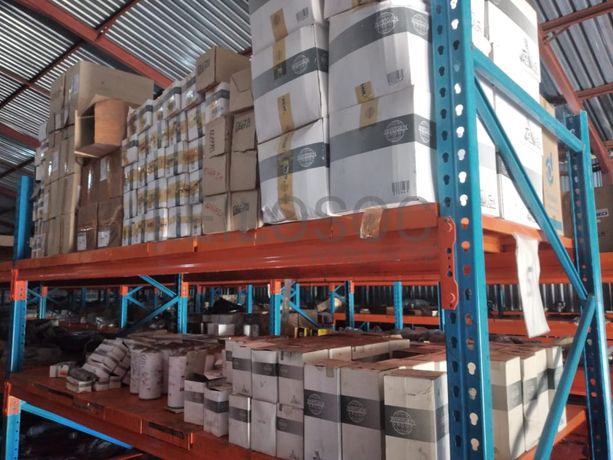 Estantes e grande stock de peças e componentes de substituição