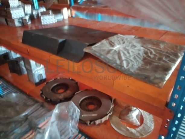 Estantes e grande stock de peças e componentes de substituição