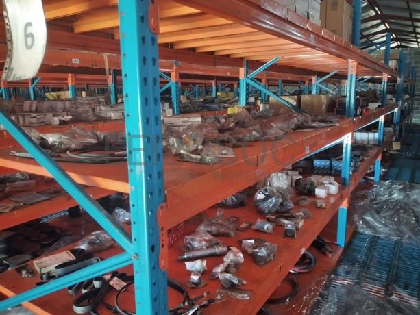 Estantes e grande stock de peças e componentes de substituição