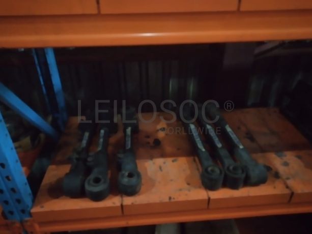 Estantes e grande stock de peças e componentes de substituição