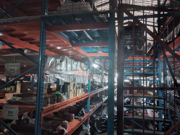 Estantes e grande stock de peças e componentes de substituição