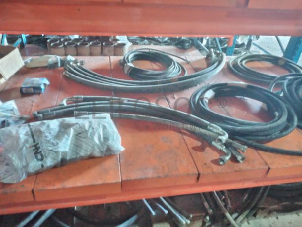 Estantes e grande stock de peças e componentes de substituição