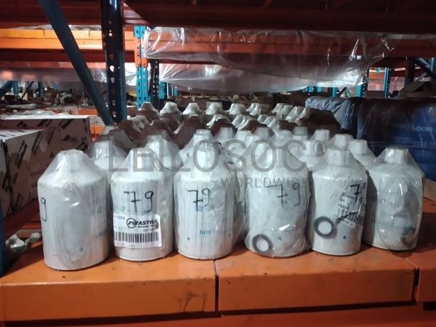 Estantes e grande stock de peças e componentes de substituição