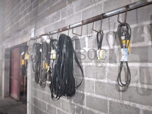 Estantes e grande stock de peças e componentes de substituição