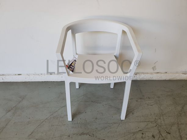 Cadeira branca em plástico