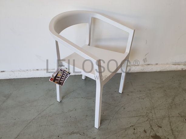Cadeira branca em plástico