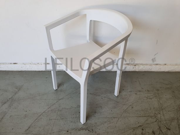 Cadeira branca em plástico