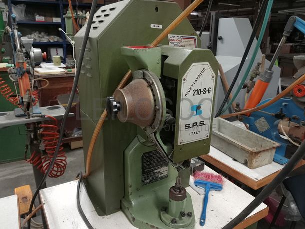 Máquinas de Ilhoses