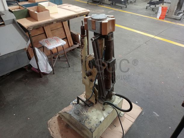 Máquina de Pregar Saltos · Máquina de Tirar Formas