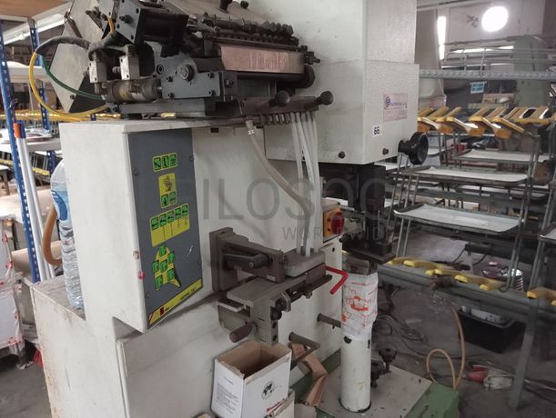 Máquina de Pregar Saltos · Máquina de Tirar Formas