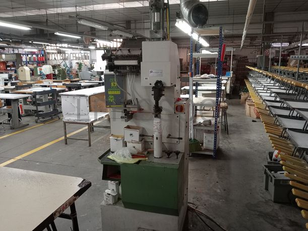 Máquina de Pregar Saltos · Máquina de Tirar Formas