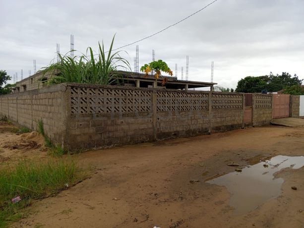 Moradia inacabada T3