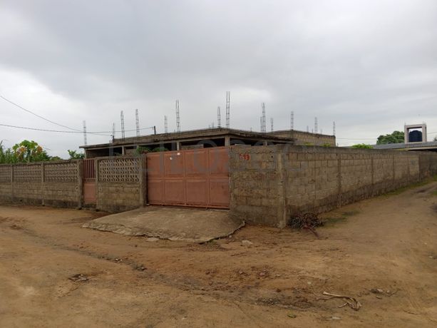 Moradia inacabada T3