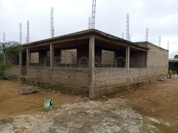 Moradia inacabada T3