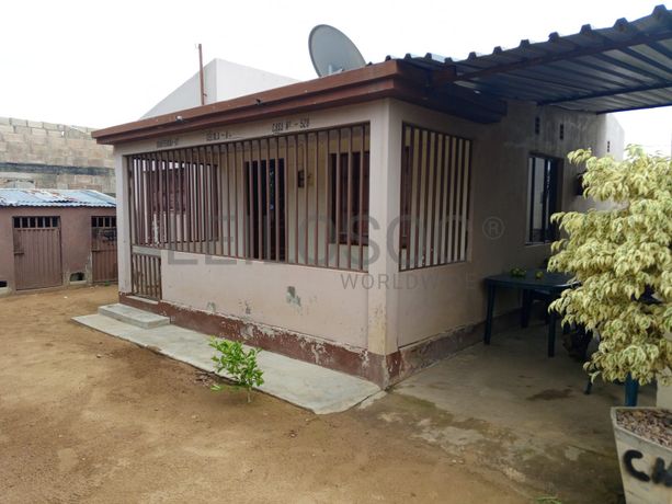 Moradia inacabada T3