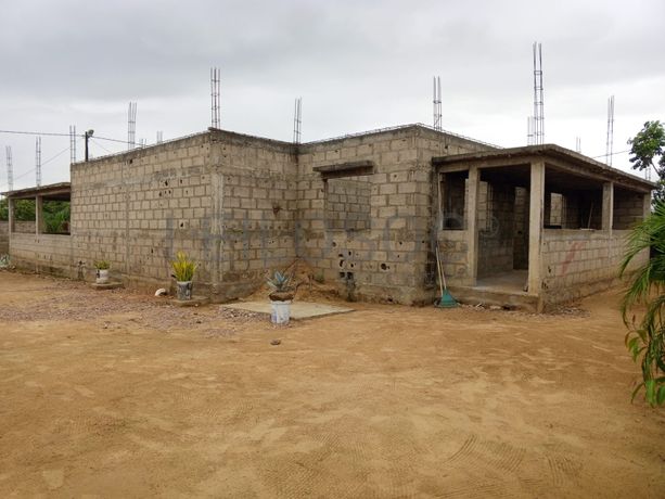 Moradia inacabada T3