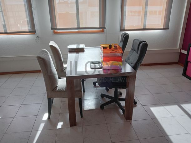 Equipamento de Escritório · Material Informático