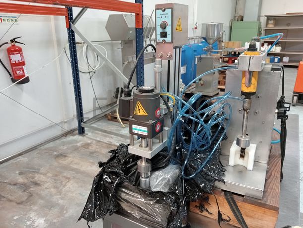 Máquina de rotulagem + Capsuladora semiautomática