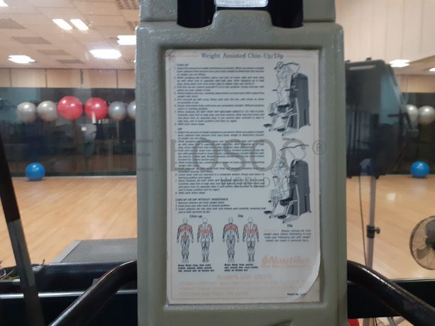 Máquina de Elevações e Dips assistidas